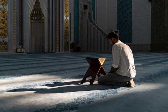 Tuntunan Sholat Tarawih Lengkap Dengan Bacaan Niatnya Kumparan Com