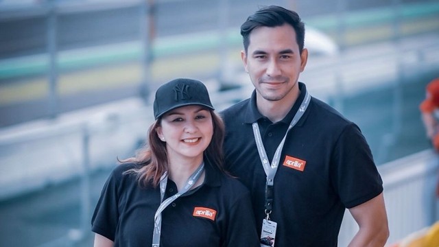 Donna Agnesia dan Darius Sinathrya menonton langsung MotoGP di Pertamina Mandalika International Street Circuit, Lombok. Foto: Instagram/@darius_sinathrya