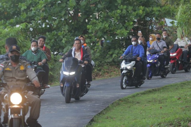 Gubernur Kepri Ansar Ahmad mengendarai motor saat mengunjungi Pulau Tambelan (Foto: Antara/Humas Pemprov Kepri)