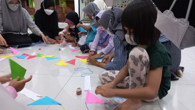 IMM BK, PAUD, dan PGSD Universitas Ahmad Dahlan (UAD) mengajak anak-anak Tamanan Bantul membuat kreasi tangan (Foto: Istimewa)