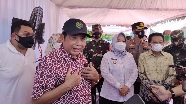 Pengusaha Nasional H Abdul Rasyid memberikan keterangan kepada awak media usai acara penyaluran zakat beras sebanyak 500 ton yang didistribusikan ke 14 kabupaten dan kota se-Kalteng. Foto: Lukman Hakim/InfoPBUN