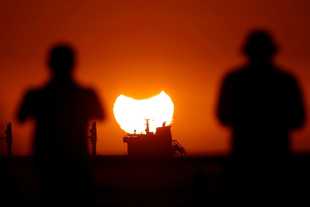 Gerhana matahari parsial terlihat saat matahari terbenam di Vina del Mar, Chile.  Foto: Rodrigo Garrido/REUTERS