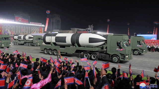 Kendaraan rudal ambil bagian dalam parade militer malam hari untuk menandai peringatan 90 tahun berdirinya Tentara Revolusioner Rakyat Korea di Pyongyang, Korea Utara dari foto yang dirilis pada Selasa (26/4). Foto: KCNA/via REUTERS