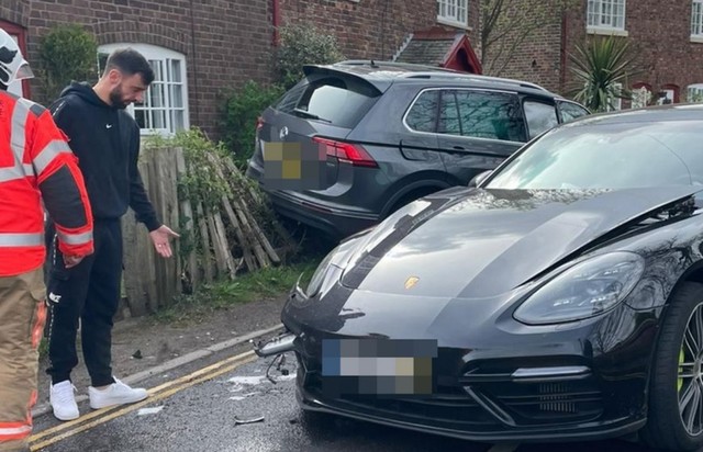 Pemain Manchester United, Bruno Fernandes dan mobil Porsche yang dikendarainya terlibat kecelakaan pada Senin (18/4) pagi waktu setempat. Foto: UTDREPORT/Twitter