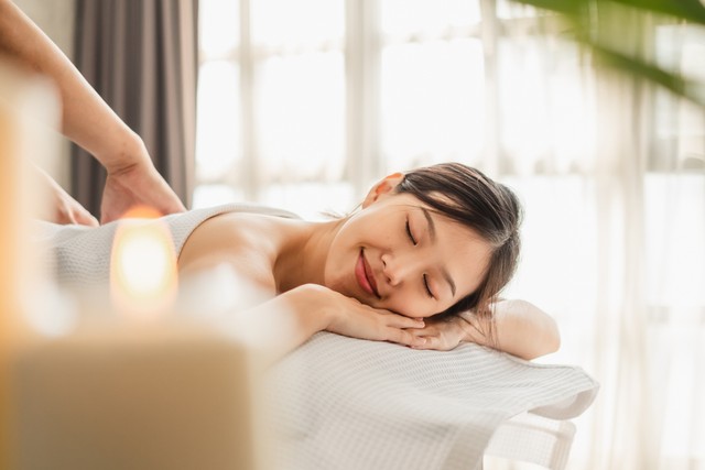 Ilustrasi ibu menikmati layanan fasilitas spa di hotel. Foto: Shutterstock