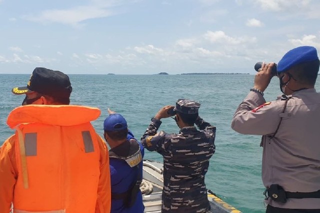 Tim SAR mencari seorang WNA yang belum ditemukan di perairan Bintan (Foto: Ist)