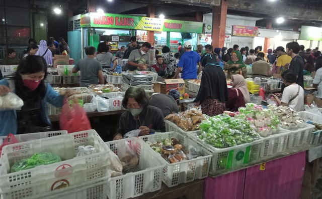 Pusat jajanan tradisional Pasar Kembang Surabaya. Dalam memilih mamin untuk takjil buka puasa, warga Surabaya diimbau lebih berhati-hati karena tak sedikit pedagang yang mencampurkan makanan dengan bahan berbahaya seperti boraks. Foto: Masruroh/Basra