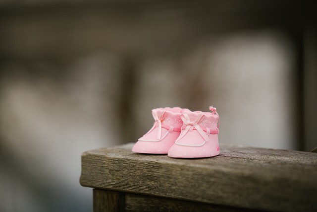 Ilustrasi ukuran sepatu anak, sumber foto: (Mon Petit Chou Photography) by Unsplash.com