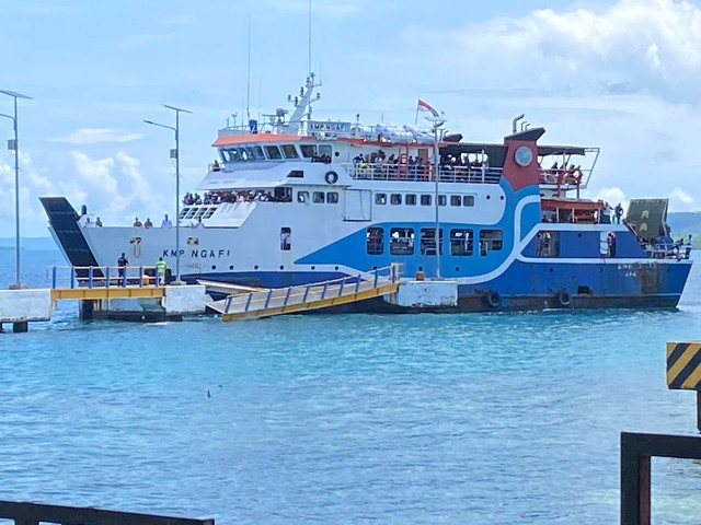 Dermaga Pelabuhan Ferry Juanga, Morotai, yang patah akibat ditabrak KMP Ngafi. Foto: Samsul/cermat
