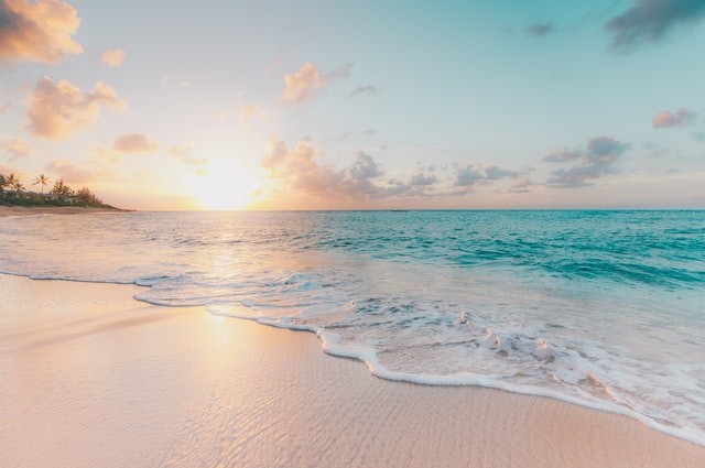 Pantai pasir putih Trenggalek. Sumber: unsplash.com