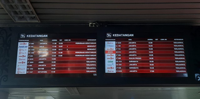 Jadwal penerbangan di Bandara Supadio Pontianak. Foto: Siti Annisa Aini/Hi!Pontianak