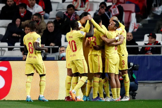 Selebrasi pemain Liverpool usai mencetak gol ke gawang Benfica pada pertandingan leg pertama perempat final Liga Champions di Estadio da Luz, Lisbon, Portugal. Foto: Pedro Nunes/REUTERS