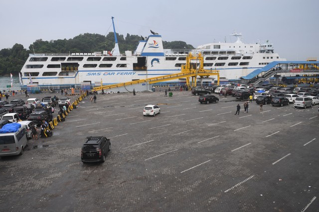 Sejumlah kendaraan bersiap menaiki kapal penyeberangan di Pelabuhan Merak, Banten, Minggu (1/5/2022).  Foto: Akbar Nugroho Gumay/ANTARA FOTO