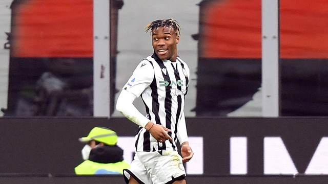 Pemain Udinese Destiny Udogie berselebrasi usai mencetak gol pertama mereka saat hadapi AC Milan di San Siro, Milan, Italia, Jumat (25/2/2022) Foto: Daniele Mascolo/REUTERS