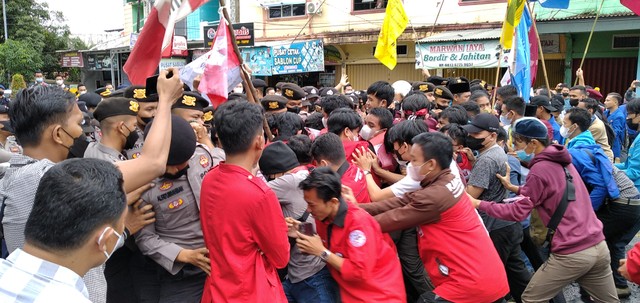 Para mahasiswa mendorong aparat keamanan, karena ingin bertemu Jokowi. (Foto: M Sobar Alfahri/Jambikita)
