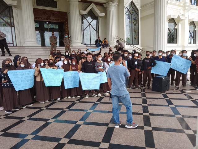 Puluhan pelajar SMA Negeri 3 Muaro Jambi unjuk rasa di depan Kantor Gubernur Jambi. (Foto: M Sobar Alfahri/Jambikita)