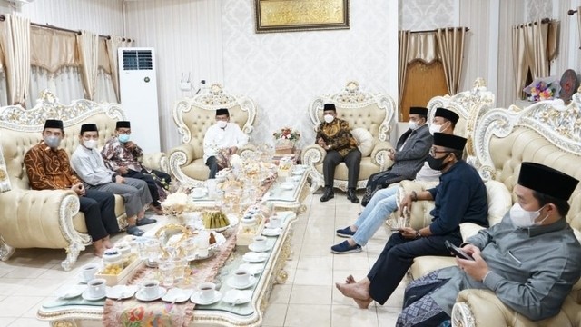 Pertemuan Bupati Wajo Amran Mahmud dengan pemuka agama terkait penolakan kedatangan Ustaz Firanda Andirja. Foto: Dok. Istimewa