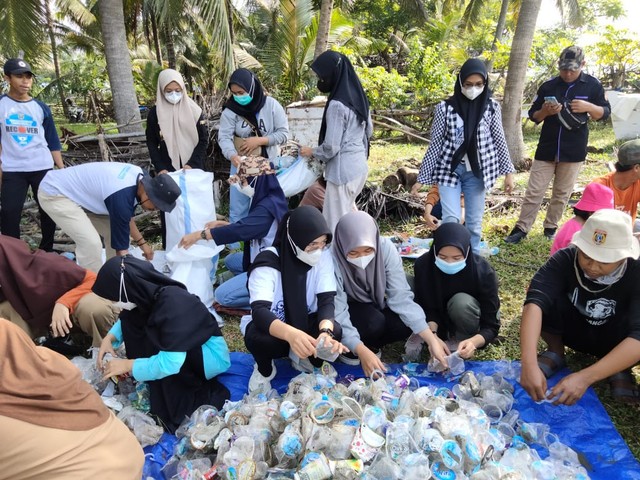KFC x Divers Clean Action (DCA) lakukan kegiatan bersih-bersih sampah plastik di pantai Indonesia". Foto: Dok. KFC