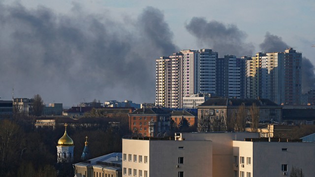 Kondisi apartemen di Kiev, Ukraina setelah diserang oleh militer Rusia pada (25/2). Foto: Gleb Garanich/REUTERS