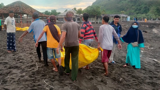 Evakuasi korban tenggelam saat menggelar ritual bernuansa klenik di pantai selatan Kabupaten Jember. Foto: Dok. Istimewa