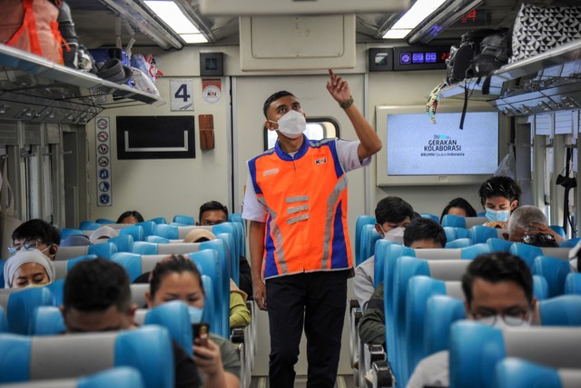 Seorang petugas memeriksa kompartemen gerbong kereta api Argo Parahyangan tujuan Jakarta di Stasiun Bandung, Jawa Barat, Rabu (20/4/2022). Foto: Raisan Al Farisi/ANTARA FOTO