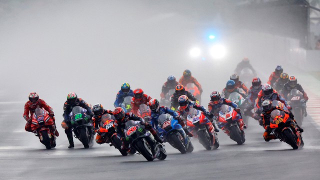 Suasana saat start MotoGP di Sirkuit Internasional Mandalika, Minggu (20/3/2022). Foto: Willy Kurniawan/Reuters