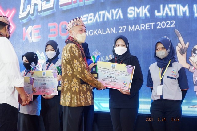 Via Almaida, siswi SMKN 1 Turen menerima piagam dan piala Juara II Kategori Marketing Online dalam LKS SMK Jatim 2022. Foto: dok