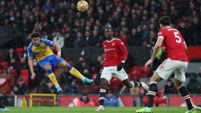 Pemain Southampton Che Adams menembak ke gawang Manchester United di Stadion Old Trafford, Manchester, Inggris, Sabtu (12/2/2022). Foto: Russell Cheyne/REUTERS