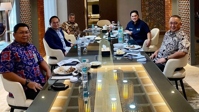 Erick Thohir kumpulkan 3 dirut bank Himbara. Foto: Instagram/@tiko1973