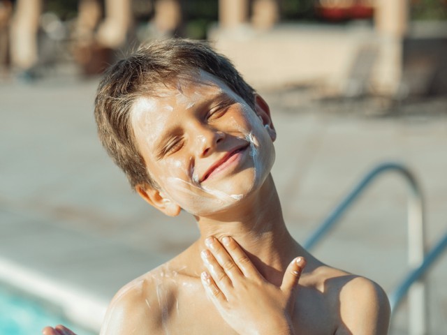 Apakah Sunscreen Bisa Dipakai Malam Hari? Foto : Unsplash/Kindel Media