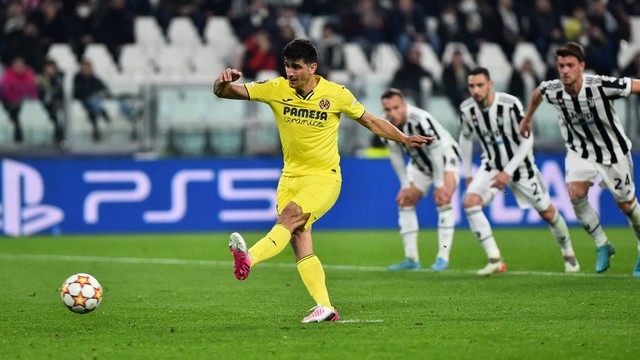 Pemain Villarreal Gerard Moreno mencetak gol ke gawang Juventus pada pertandingan leg kedua babak 16 besar Liga Champions di Allianz Stadium, Turin, Italia. Foto: Massimo Pinca/REUTERS