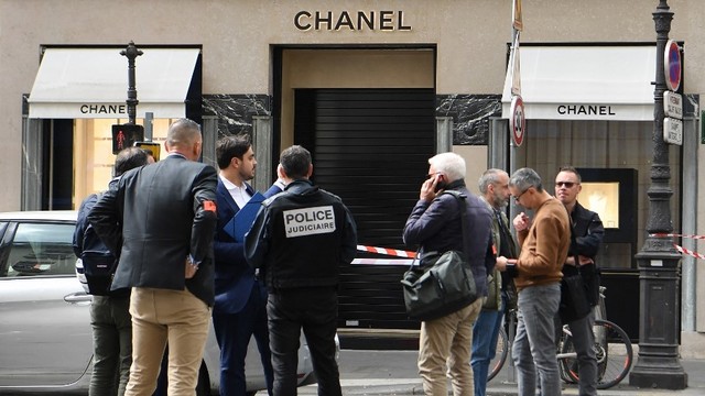 Polisi berkumpul pasca perampokan bersenjata di toko Chanel di Place Vendome, Paris, Prancis pada Kamis (5/5/2022). Foto: Bertrand Guay/AFP