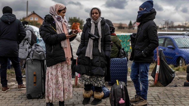 Wanita India yang sebagian besar mahasiswa universitas Ukraina di penyeberangan perbatasan Medyka di Polandia Minggu (27/2/2022). Foto: Wojtek Radwanski/AFP