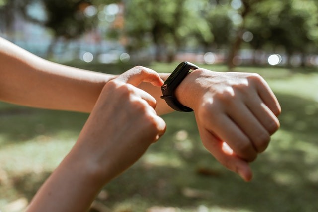 Ilustrasi jam tangan LED. Foto: Ketut Subiyanto/Pexels