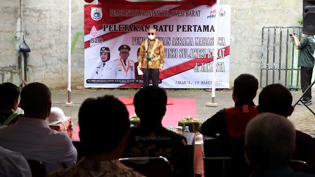 Gubernur Sulawesi Barat, Ali Baal Masdar, pada peletakan batu pertama pembangunan asrama mahasiswa Sulbar di Jakarta. Foto: Dok. Pemprov Sulbar