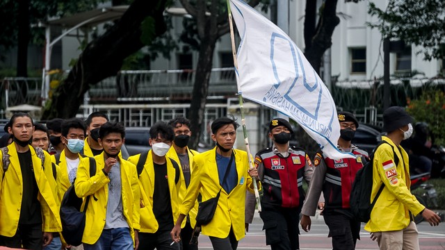 Organisasi mahasiswa dari BEM Seluruh Indonesia membawa bendera mereka saat gelar aksi unjuk rasa di depan kawasan Monumen Nasional, Jakarta, Senin (28/3/2022). Foto: Iqbal Firdaus/kumparan