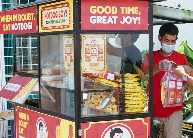 Gerai Hotdog Boy dengan model gerobak. dok