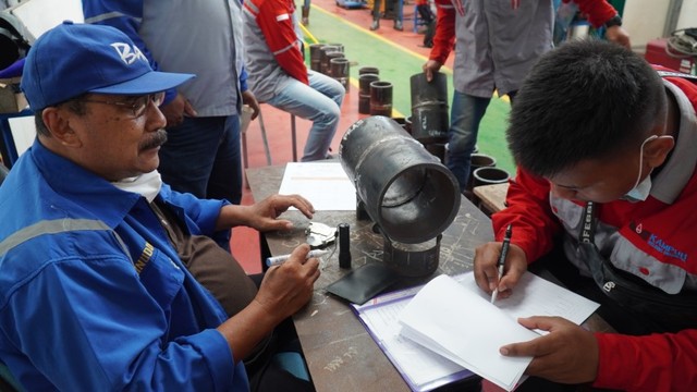 Peserta diklat pengelasan tengah mengikuti kegiatan diklat bersama instruktur. Foto: Dok. Pusdkilat SDM Industri BPSDMI Kementerian Perindustrian.