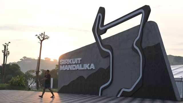 Wisatawan berfoto di depan tulisan dan lambang sirkuit Mandalika di kompleks Pertamina Mandalika International Street Circuit, Lombok Tengah, NTB, Senin (21/3/2022). Foto: Andika Wahyu/ANTARA FOTO