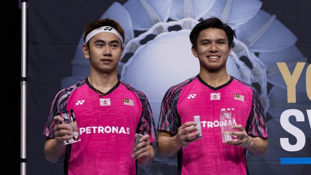 Goh Sze Fei/Nur Izzuddin jadi runner up Swiss Open 2022 usai kalah dari Fajar Alfian/Muhammad Rian Ardianto di final pada Minggu (27/3/2022). Foto: Instagram/@bwf.official