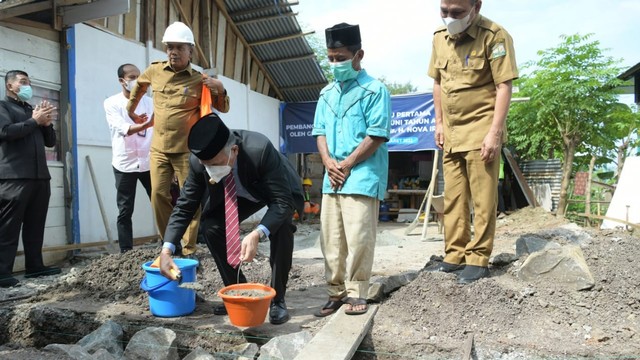 Gubernur Aceh meletakkan batu pertama pembangunan rumah duafa di Aceh Besar. Foto: Humas Aceh