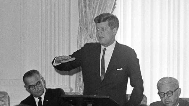 Presiden John F. Kennedy berpidato di depan sekelompok pengusaha di Ruang Timur Gedung Putih di Washington, 22 Juni 1962. Foto: Henry Burroughs/AP Photo