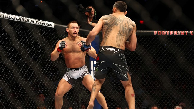 Michael Chandler saat melawan Tony Ferguson pada pertandingan UFC 274 di Footprint Center, Phoenix, Arizona, Amerika Serikat, Sabtu (7/5/2022). Foto: Mark J. Rebilas/USA TODAY Sports/Reuters