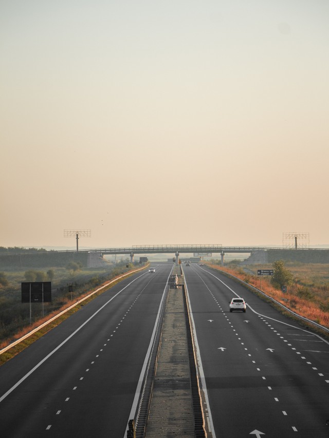 Tarif Tol Jakarta-Malang. Foto : Unsplash/Constantin Andrei