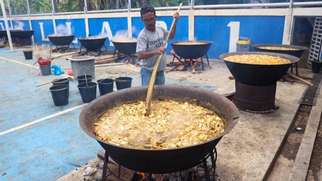 Memasak kuah beulangong persipan kenduri Nuzulul Quran dan buka puasa bersama pada bulan suci Ramadhan 1443 H di masjid Gampong Ilie, Kecamatan Ulee Kareng, Kota Banda Aceh, Sabtu (23/4/2022). Foto: Suparta/acehkini