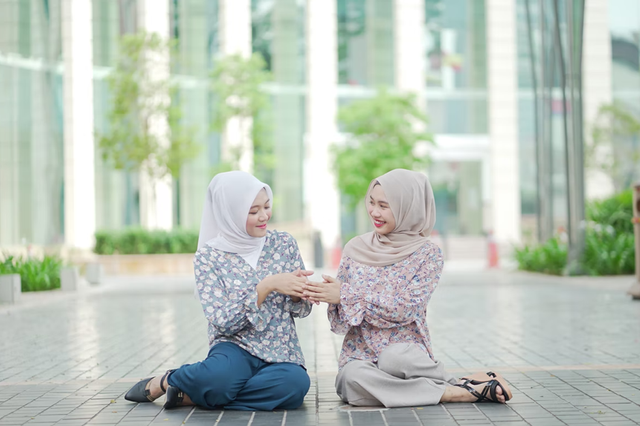 Ilustrasi mengucapkan minal aidin wal faizin pada hari lebaran. Foto: unsplash.com/fzeo