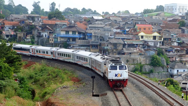 Jalur Rel Terkena Longsor, Perjalanan Kereta Pangrango Bogor-Sukabumi ...