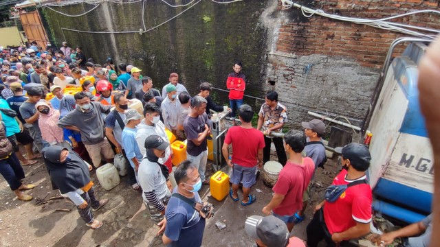 Warga antri dan berdesakkan di salah satu distributor minyak goreng di Kelurahan Drajat Kecamatan Kesambi Kota Cirebon Jawa Barat.(Juan)