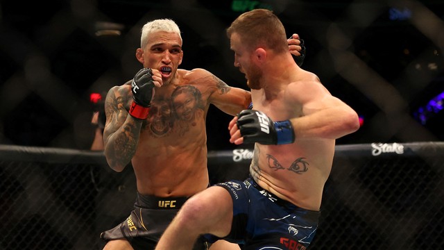 Petarung UFC Charles Oliveira melawan Justin Gaethje selama UFC 274 di Footprint Center, Sabtu (7/5/2022). Foto: Mark J. Rebilas-USA TODAY Sports via Reuters