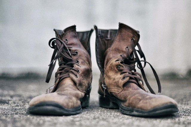 Ilustrasi membuat majas personifikasi dengan contoh sepatu. Foto: Unsplash.com